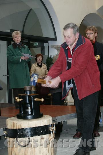 2008.10.25_16.17.32.JPG - Am Haller Mnzstock wird zuerst die Stundenmnze fr Frau Strasser geprgt.
