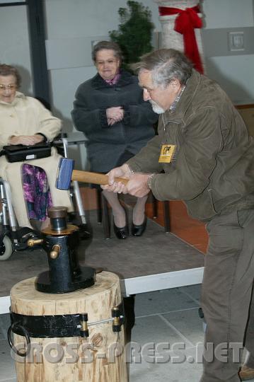 2008.10.25_16.18.20.JPG - Herr Hfler, von Beruf Schmied, prgt die Mnze fr Frau Maria Sator.