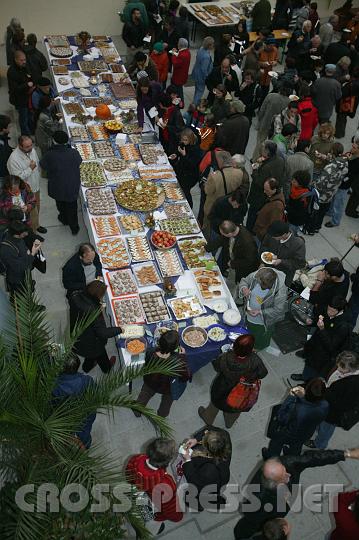 2008.10.25_16.33.02.JPG - Das reichhaltige Buffet wurde in der Kche des Polytechnikums von freiwilligen Helferinnen zubereitet.