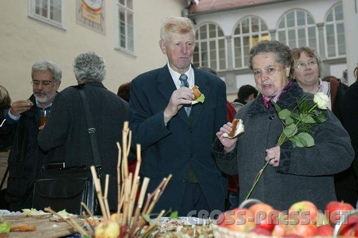 2008.10.25_16.43.53.JPG - Frau Anna Rohrhofer mit ihrem Gatten am Buffet, das von der AKN gesponsert wurde.