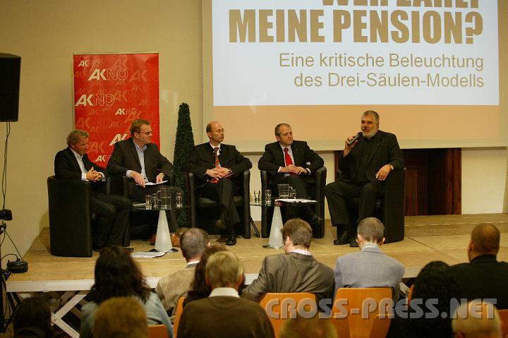 2008.10.25_15.18.48.JPG - Podiumsdiskussion zum Thema Pensionsversicherung.  V.l.n.r.: Mag. Johannes Denk (AKN Sozialrechtsexperte), Mag. Manfred Neubauer (AKN Finanzexperte), Mag. Schiendl (VBV Pensionskasse-Vorstand), Prok. Josef Wieser (Regionaldir. Sparkasse N), KR Gerhard Pesendorfer (WKN Fachgruppenobmann).