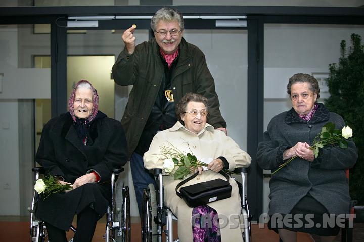 2008.10.25_16.24.42_02.JPG - Anna Strasser, Maria Sator und Anna Rohrhofer wurden geehrt fr heldenhaften Widerstand whrend der NS-Zeit. Dahinter Dr. Leo Gabriel mit einer soeben geprgten "Stundenmnze".