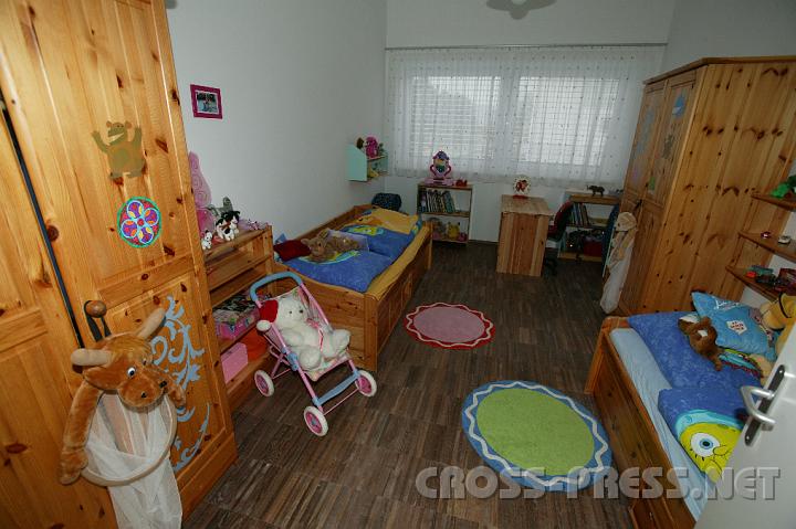 2008.11.14_15.08.55.JPG - Das  Zimmer der zwei jüngsten Bewohner, einem von insgesamt drei Geschwisterpaaren im Haus.