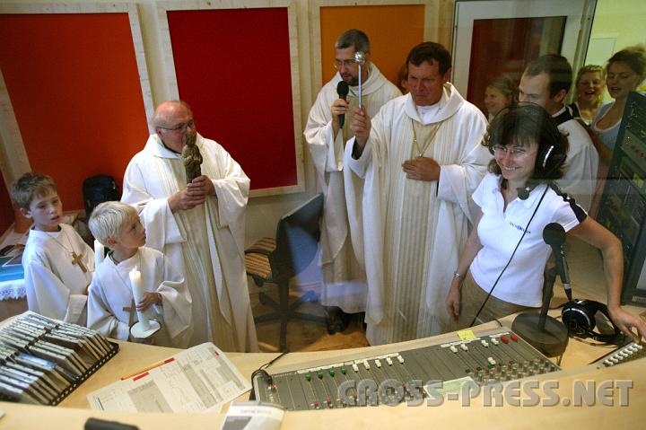 2008.09.06_11.32.44.JPG - Abt Berthold Heigl weiht Regie-Studio von Radio Maria. V.l.n.r.: Franz Schaupp, Pfarrer von Pöggstall, geistlicher Begleiter des Studios, P.Andreas Schätzle, Programmdirektor, Tamara Huber, Moderatorin.