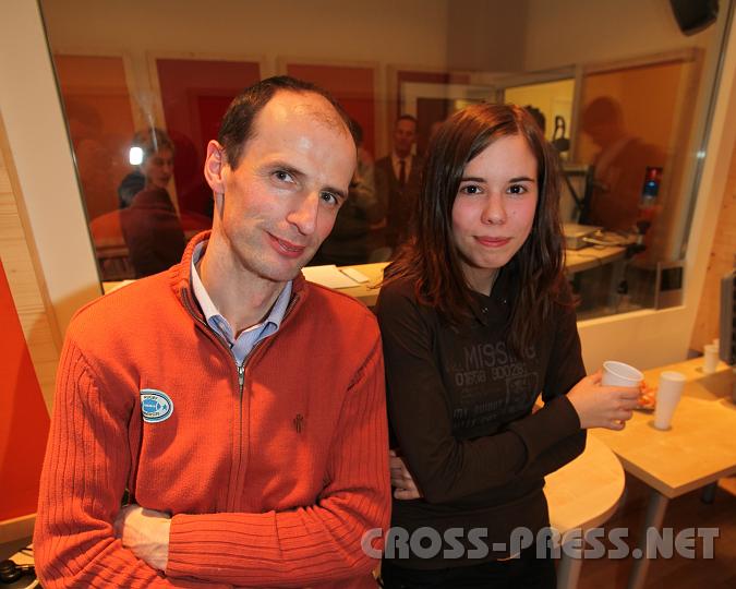 2010.02.20_16.23.00.jpg - Vater und Tochter informieren und stärken sich...