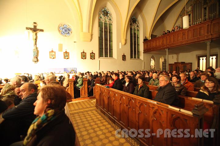 2009.11.28_20.07.29.jpg - Das "Ertler Adventsingen" gehrt einfach dazu: die Pfarrkirche war vollbesetzt, die Stimmung erwartungsvoll-besinnlich.
