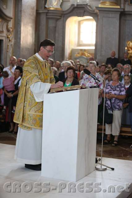 2014.06.15_10.00.07.jpg - P. Dominik Riegler liest das Evangelium vom Dreifaltigkeitssonntag: Joh. 3, 16-18.