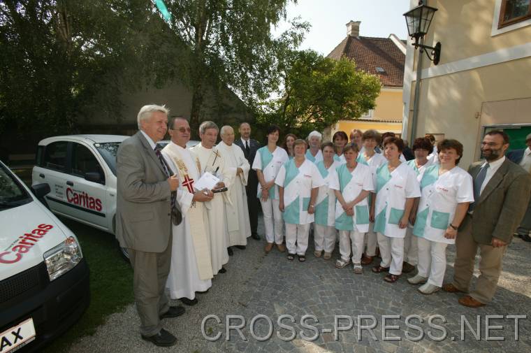 06.06.25_028 Bürgermeister Mag. Johann Heuras, Pfarrer Anton Schuh, Diözesan-Caritas Direktor Mag. Friedrich Schuhböck, Altpfarrer Msg. Alois Sallinger, Leiter der Dözesan Familien- und Pflegedienste Walter Reiterlehner mit Mitarbeiterinnen und Gästen.