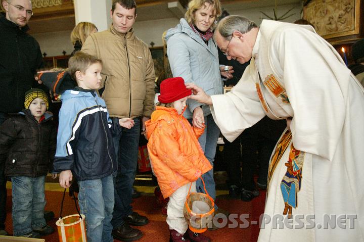 2008.12.24_10.25.21.JPG - Die Kinder bekamen von Pfarrer Anton Schuh den "Christkindsegen".   Er selbst ist überigens auch ein "Christkind", weil am Christtag geboren.