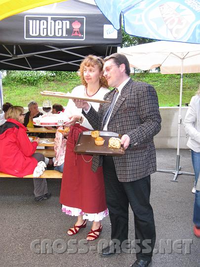 2009.06.28_12.17.36.jpg - Ingrid Krendl und Hauptschuldirektor Erich Greiner kmmern sich als Kellner beim Pfarrfest um's leibliche Wohl der Gste.