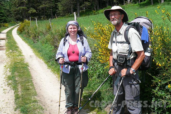 2009.06.16_14.10.03.jpg - Pilgerin Ursula bei Les Sétoux.. Das schöne beim Pilgern ist die Abwechslung zw. freien Alleinsein und netten Begegnungen.