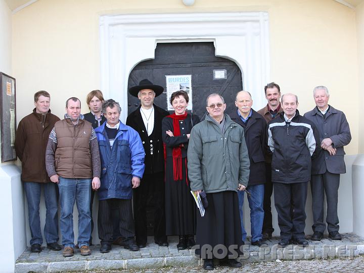 2010.03.19_09.39.01.jpg - Nach der St.JosefsMesse, Pfarrer Anton Schuh mit Vertretern und Angehörigen der Zimmermannszunft.
