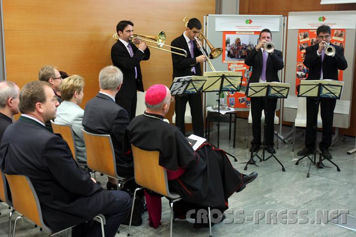 2009.11.29_14.05.18.jpg - Die musikalische Gestaltung erfolgte durch das Bläserensemble und den Singkreis Herzogenburg.