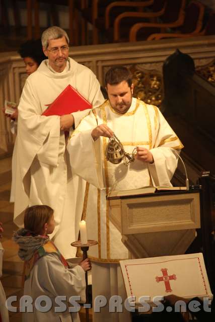2014.11.23_17.56.51.jpg - Diakon Manuel Sattelberger inzensiert die Bibel.