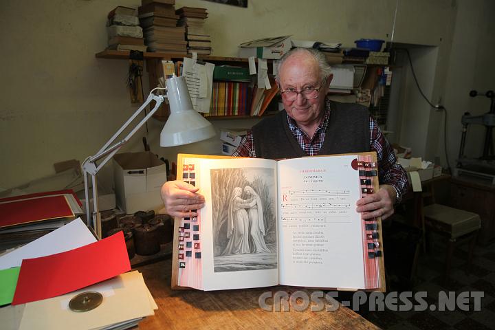 2009.02.18_10.28.43.JPG - Die riesigen Chorgebetsbcher werden in der stiftseigenen Buchbinderei gebunden.