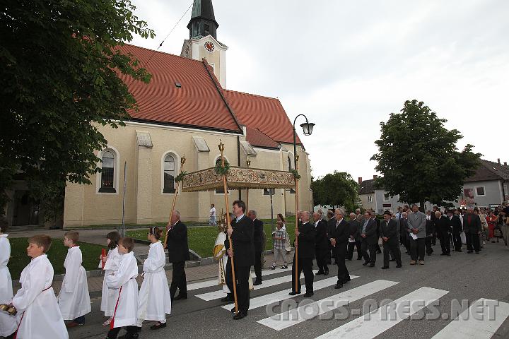 2009.06.11_11.24.41.jpg - Prozession zurück in die Kirche