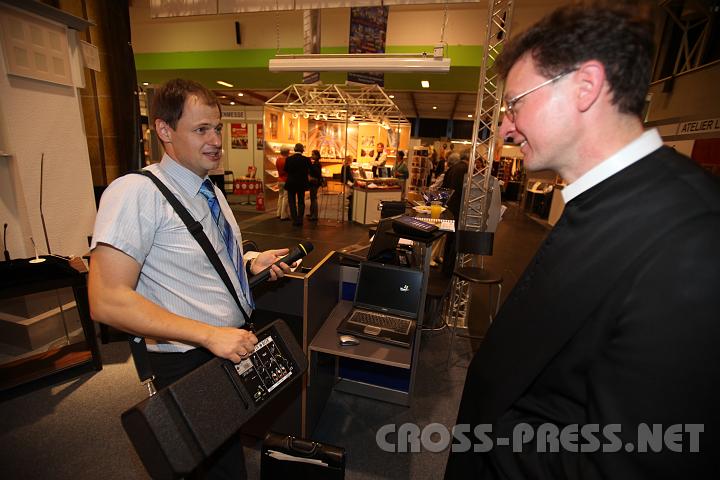 2009.10.08_15.41.21.jpg - Frater Dominik Riegler aus Seitenstetten interessiert sich für die Technik beim Gottesdienst.