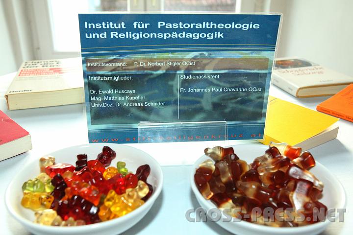 2009.11.20_14.49.38.jpg - Das Institut fr Praktische Theologie, das die Veranstaltung sensationell originell organisierte, lockt das Publikum zu deren Stand auch auf sehr originelle Weise.  ;)