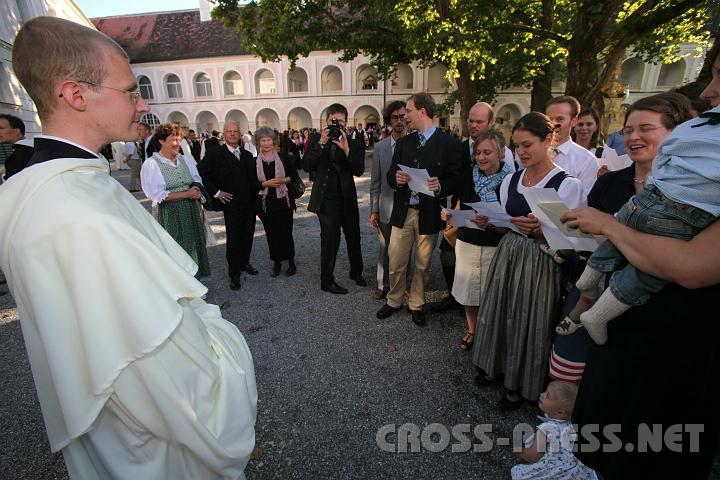 2010.08.15_17.47.35.jpg - Den Pater Damian singt seine "Fan-Gemeinde" ein Stänzchen.
