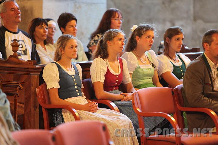 2010.08.15_19.51.38.jpg - Viele Festgste blieben bis zum Abend und nahmen an der Vesper teil.
