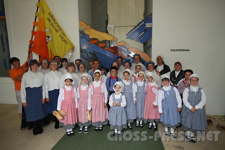 2010.08.27_15.55.51.jpg - Stift Herzogenburg ist Gastgeber der NÖ KinderSommerSpiele. Hier eine Volkstanzgruppe aus Belgien.