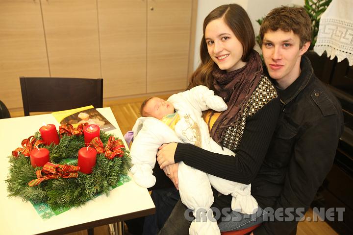 2010.12.08_00.16.22.jpg - Magdalena, mit 5 Wochen eine der Jngsten der Jugendvigil, mit ihren Eltern.  :)
