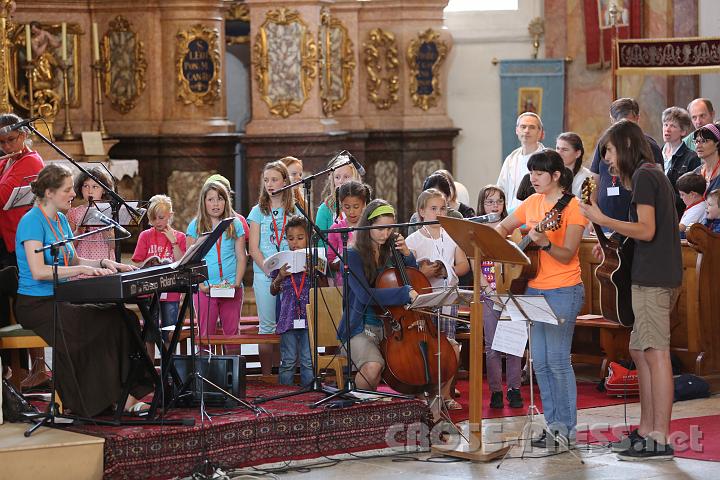 2012.07.17_17.45.19.jpg - Monika Hacker (an der Orgel) ist eine "Super-Pfarrfrau": neben ihrer Arbeit als Haushälterin betätigt sie sich als Mesnerin und als "Pastoralassistentin" in Pöllau und am Pöllauberg. Sie hat eine wunderbare Stimme und versteht es, die Jugendlichen zum Mitmachen zu begeistern.