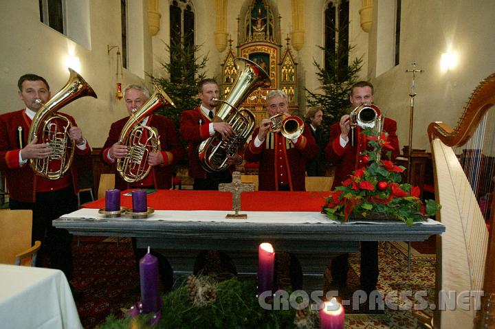 2008.12.13_21.29.17.JPG - Das "Matreier Bläserquintett" aus dem fernen Tirol kam auf Einladung einer Ertler Familie zum 30. Gedenktag eines dort von einer Lawine verschütteten Angehörigen.