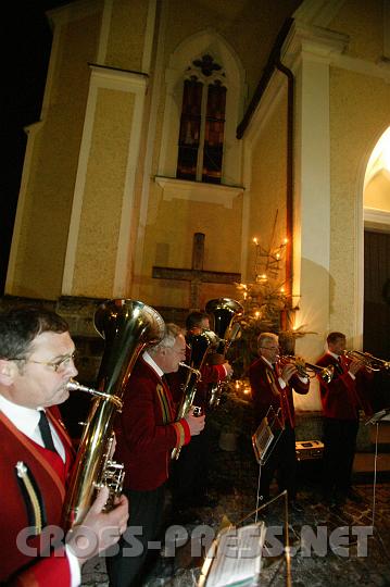 2008.12.13_21.42.16.JPG - Das "Matreier Bläserquintett" spielte anschließend noch für die am Punschstand sich aufwärmenden Konzertbesucher.