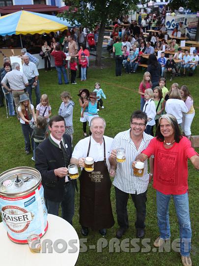 2009.07.04_20.21.44.jpg - "Au'zapft is!"  Brgermeister Alois Panstingl, "Zapfmeister" NR Gnter Kssl, Organisator Josef Forster und Stargast Hans Kreuzmayr alias Waterloo.