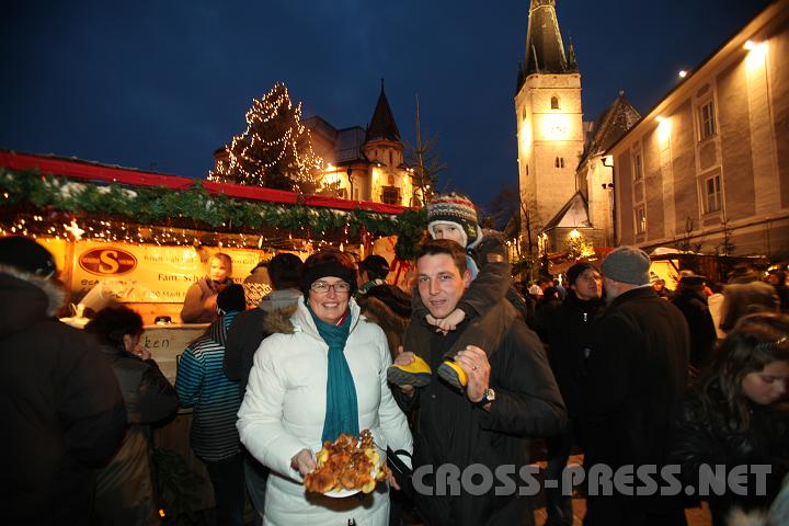 2009.12.13_16.43.30.jpg - Stolz auf ihren musischen Haager Adventmarkt, an diesem Abend besonders malerisch-idyllisch, ist die hier ansässige Familie Wagner mit Sohn Florian.