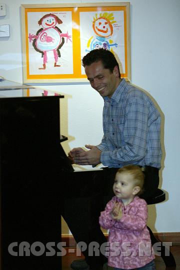 2009.01.11_15.57.36.JPG - Während der Aufführung des Liedes "Du bist das Licht der Welt" durch den Chor des Stiftsgymnasiums unter Mag. Helmut Schaumberger sorgte eine kleine personifizierte "Freude der Welt" für Heiterkeit.
