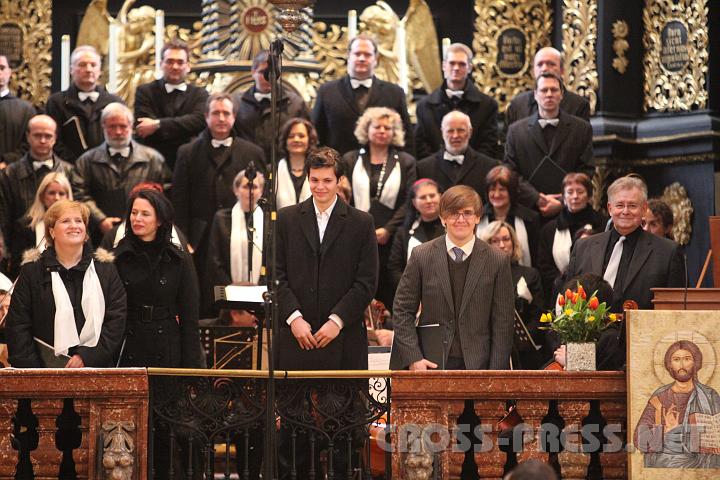2009.03.22_17.16.06.jpg - Dir. Anton Steingruber freut sich mit dem Chor und den Solisten Edith Kaltenböck, Doris Pfleger, Philippe Spiegel und Sveinn Dúa Hjörleifsson über die Anerkennung des Publikums, welches ihre brilliante Aufführung zu schätzen wusste.