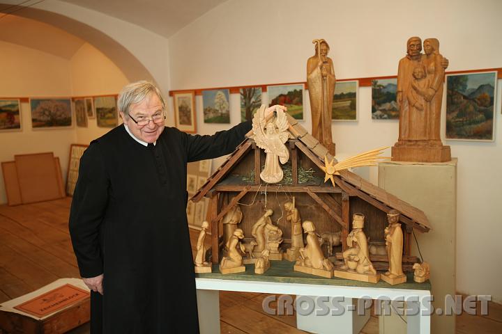 2009.12.03_11.05.04.jpg - P.Martin mit einer seiner vier groen Krippen, entstanden zwischen 1991 und 1995, geschnitzt fr den Konvent in Seitenstetten, wo sie jedes Jahr im Refektorium aufgestellt wird.