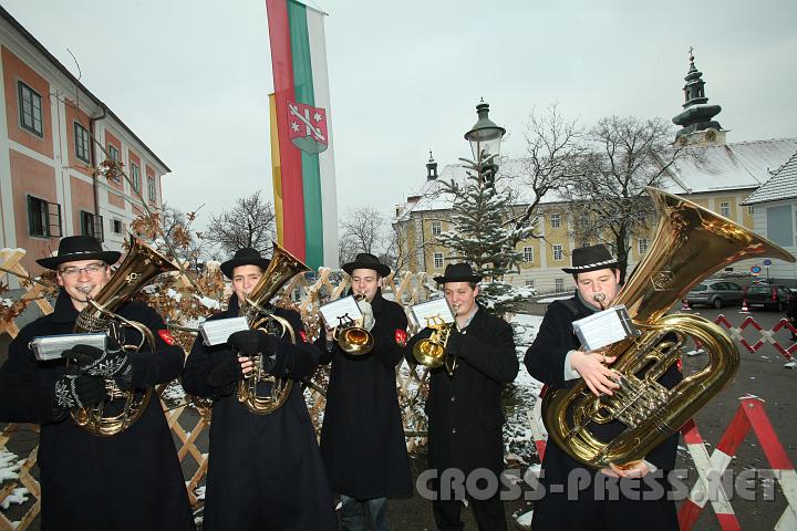 2009.12.13_11.20.05.jpg - Abgesehen von Wetter trugen zu richtigen Adventsstimmung die Blser der Seitenstettner Kapelle, die gleich am Eingang des Meierhofs die Besucher Begrten.
