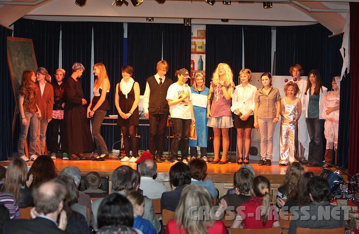 2010.04.16_19.11.43.jpg - Viel Applaus fr die Schler, die zugleich Schriftsteller, Regisseure und Schauspieler waren, sowie fr die Mitglieder des Schulorchesters.