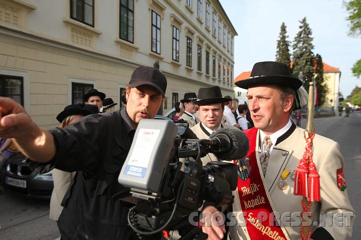 2010.04.30_16.56.39.jpg - Kurze Regieanweisung fr den Kapellmeister...