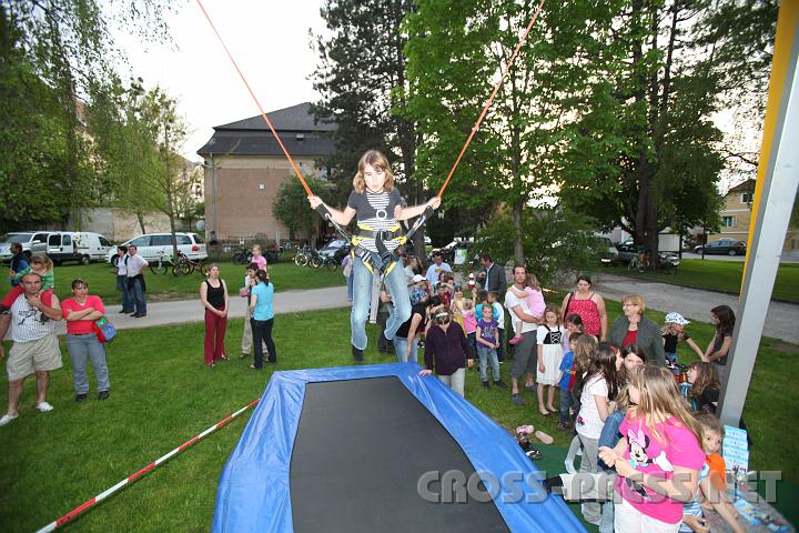 2010.04.30_18.40.16.jpg - Sehr beliebt war das "Bungee-Trampolin", auf dem bis zu 7m hohe Sprnge und Saltos probiert werden konnten.