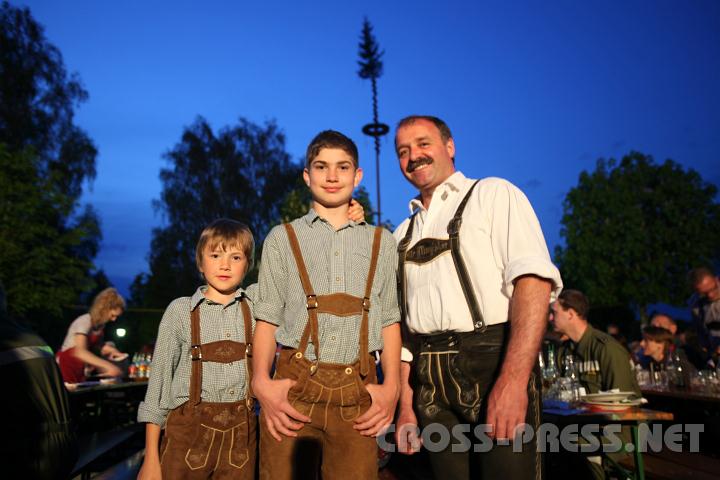 2010.04.30_19.47.47_01.jpg - Thomas Phringer und Florian Hritzauer mit dem Leiter der "Schuhplattler", Leopold Edermayr.
