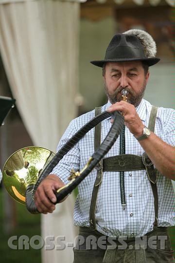 2010.06.11_13.15.27.jpg - Die "Jagdhornbläser Seitenstetten" gaben der Eröffnung und Buchpräsentation die musikalische Umrahmung.