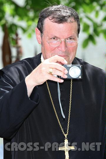 2010.06.11_14.04.11.jpg - P.Berthold ist neben seinem verantwortungsvollen Amt als Abt ein begeisterter und talentierter Fotograf.  Mit dieser Kamera knipste er im Hofgarten die Speisenbilder für das Buch. So entstanden authentische Fotos ganz ohne "Foodstudio" und teuren Stylisten.