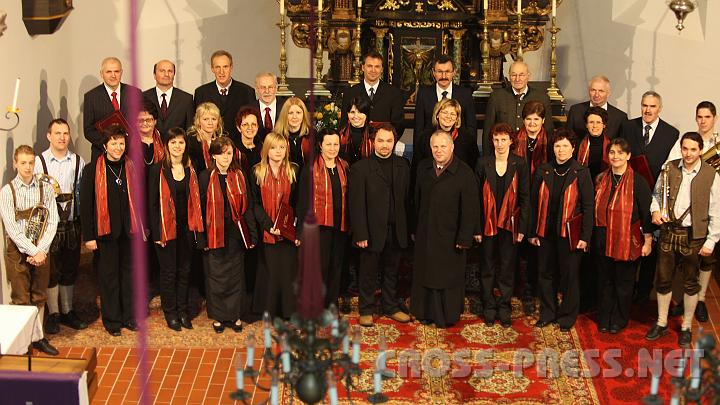 2009.12.12_21.05.07_01.jpg - Chor der Pfarre St.Michael/Bruckbach und "D'Woasal" auf Flgelhorn, Tenorhorn und Tuba mit Chorleiter Christian Schmidbauer und Pfarrer P.Franz Hrmann.