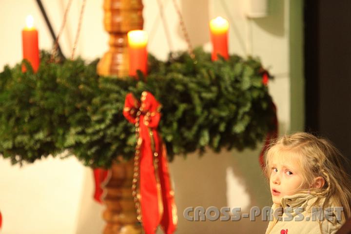 2009.12.12_20.35.48.jpg - Ist das Christkind schon da ?  Nein, die kleine Jana genießt (geduldig) den Singabend.  :)