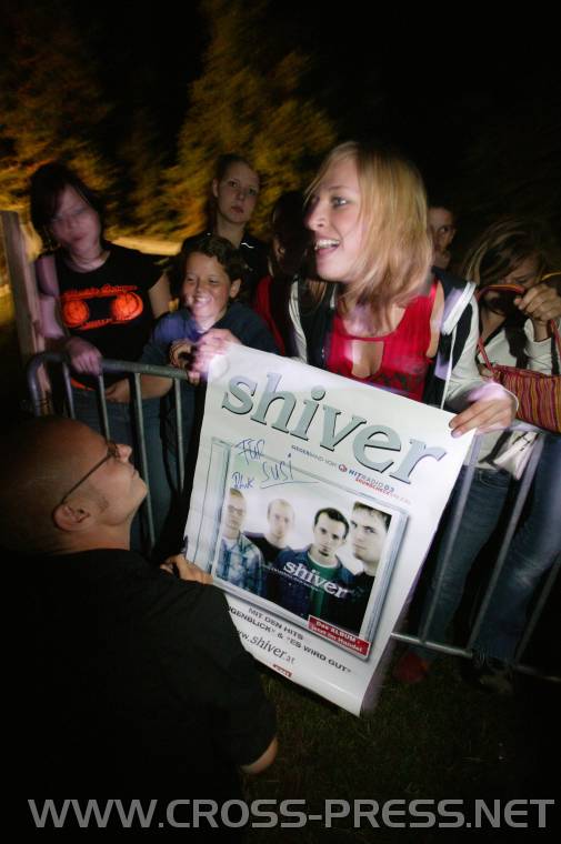 05.06.18_521 Shiver Autogrammstunde. Fans wollen Unterschrifte auf alles: Plakatte, Handies, Hnde, ...