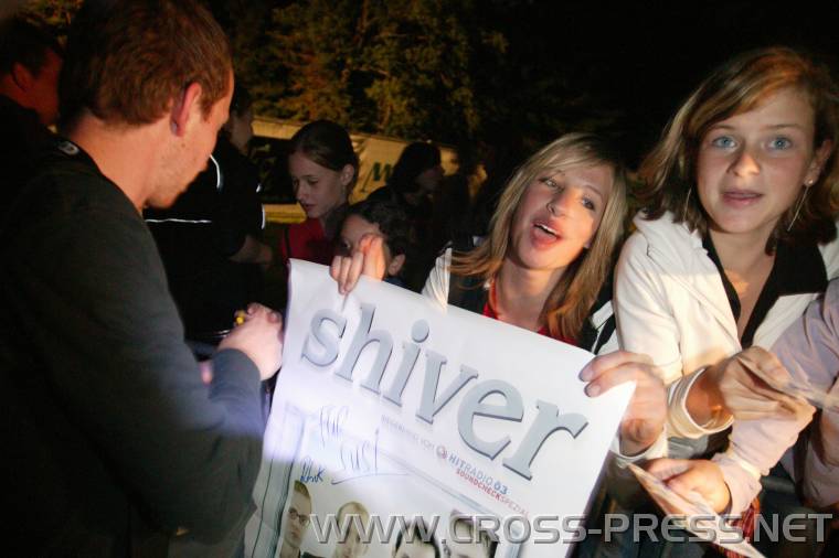 05.06.18_522 Shiver Autogrammstunde. Fans wollen Unterschrifte auf alles: Plakatte, Handies, Hnde, ...