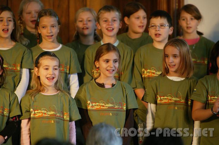 2007-12-09_11.11.14.JPG - Frhlicher Chor der Volksschule.