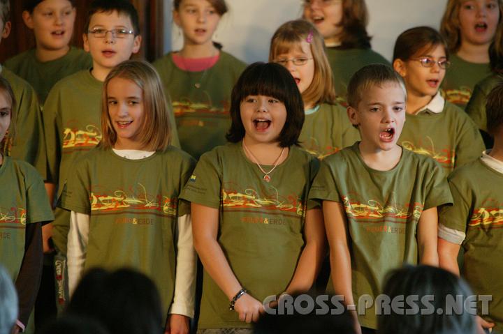 2007-12-09_11.11.20.JPG - Frhlicher Chor der Volksschule.