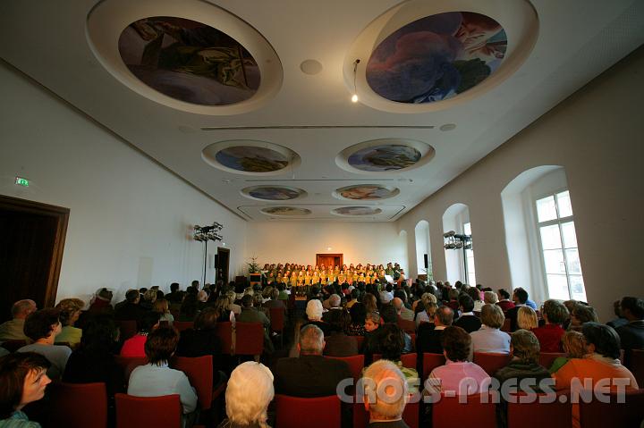 2007-12-09_11.17.55.JPG - Erstmals nach der Landesausstellung ist das Schloss wieder bevlkert.   Advent-Matine im Hochzeitssaal.   Die Decken-Deko stammt aus dem "Auferstehungsraum" der LA.