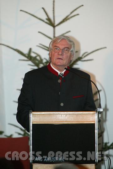 2007-12-09_11.41.45.JPG - VS Direktor Vizebgm. Gerhard Wieser las thematische Texte zum Schmunzeln von Trude Marzik und die 'Vanillekipferlgeschichte' von Herbert Pauli.   'So wie der Christbaum zu Weihnachten, so gehrt in St.Peter auch diese Geschichte dazu', meinte Wieser.