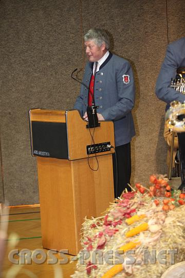 2009.10.25_20.09.22_01.jpg - Musikvereinsobmann Josef Wieser hielt die Erffnungsansprache.